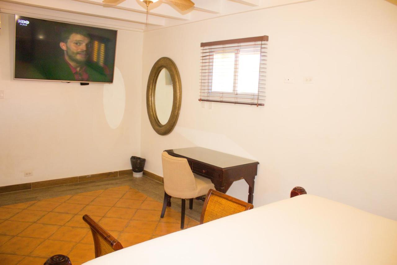 Altamont West Hotel Teluk Montego Bagian luar foto