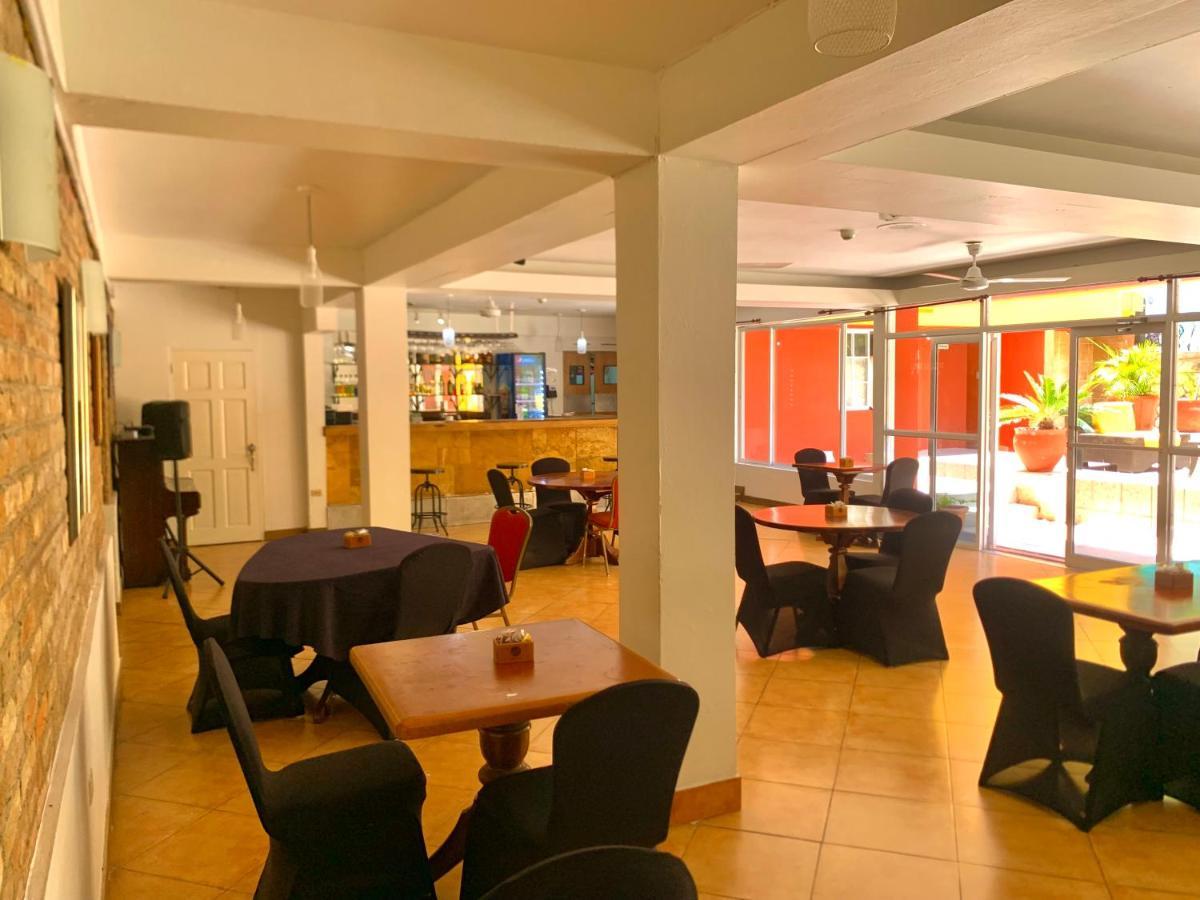 Altamont West Hotel Teluk Montego Bagian luar foto