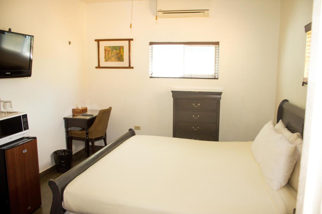 Altamont West Hotel Teluk Montego Bagian luar foto