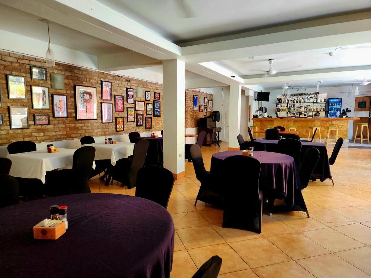 Altamont West Hotel Teluk Montego Bagian luar foto