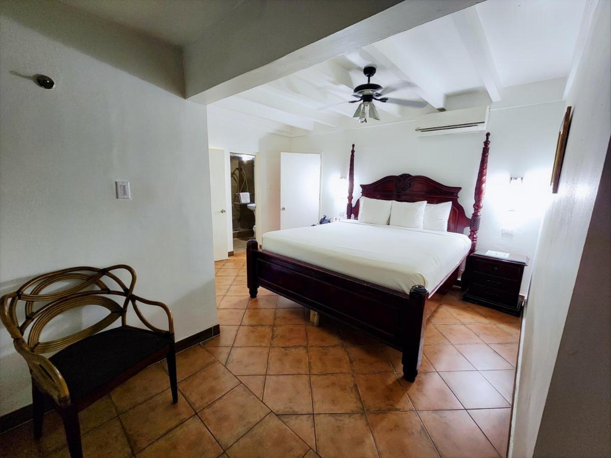Altamont West Hotel Teluk Montego Bagian luar foto