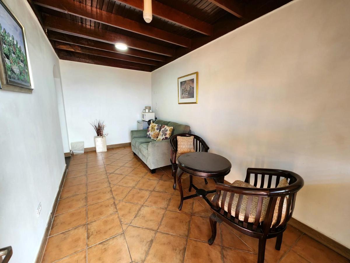 Altamont West Hotel Teluk Montego Bagian luar foto