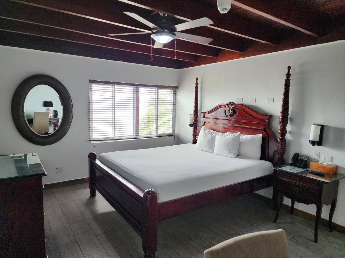 Altamont West Hotel Teluk Montego Bagian luar foto