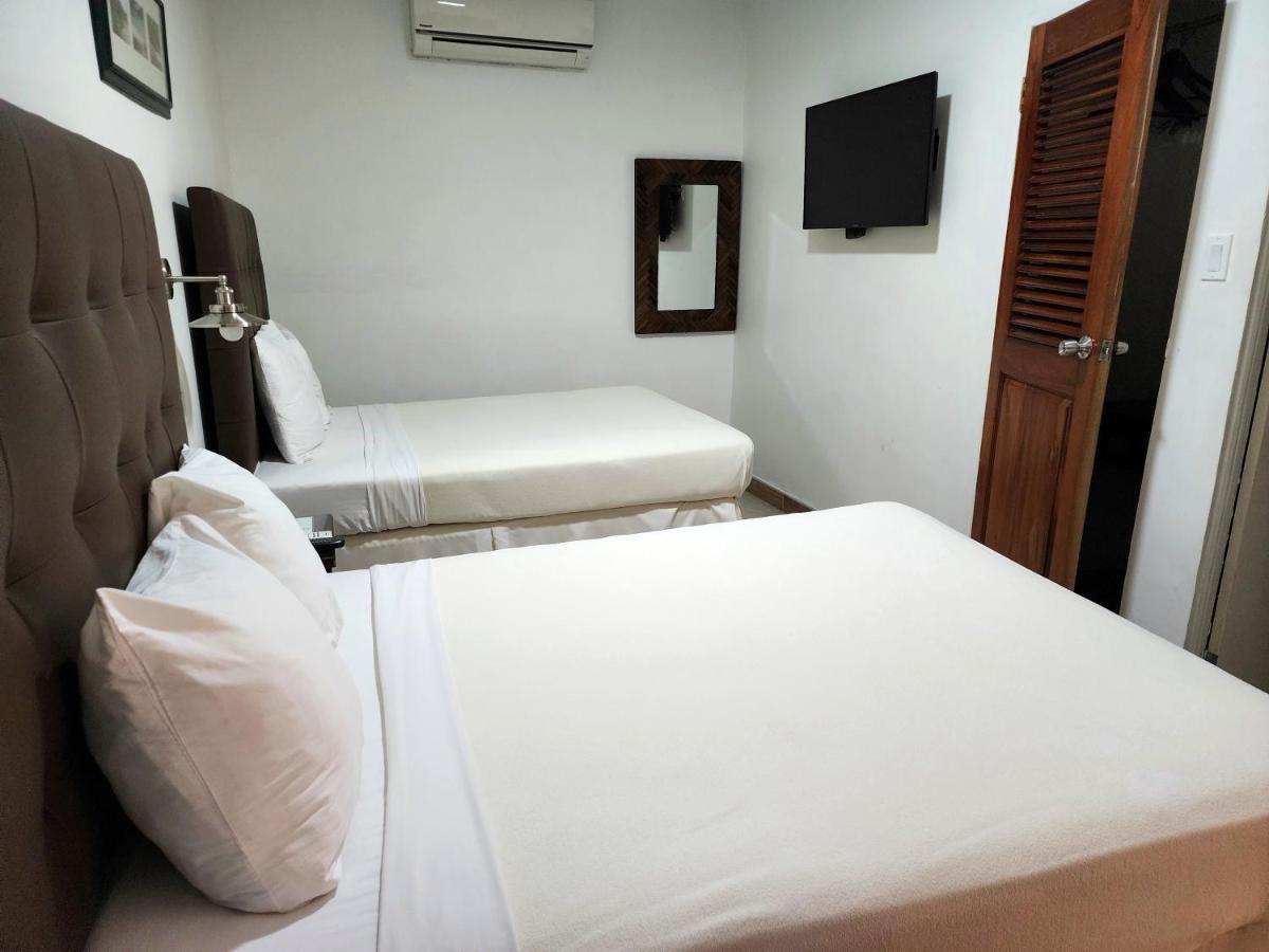 Altamont West Hotel Teluk Montego Bagian luar foto