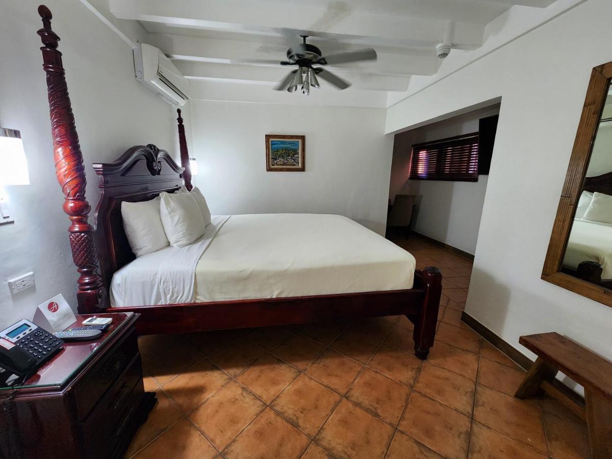 Altamont West Hotel Teluk Montego Bagian luar foto