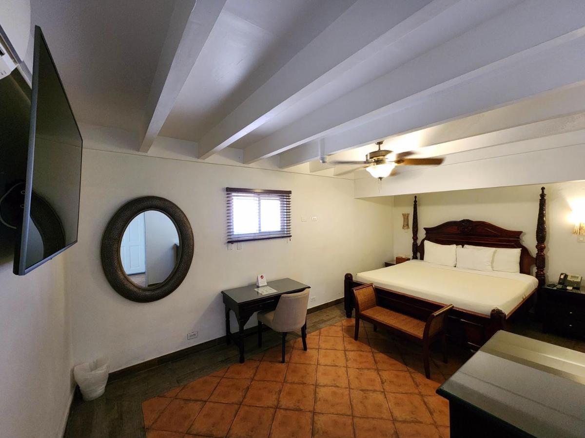 Altamont West Hotel Teluk Montego Bagian luar foto