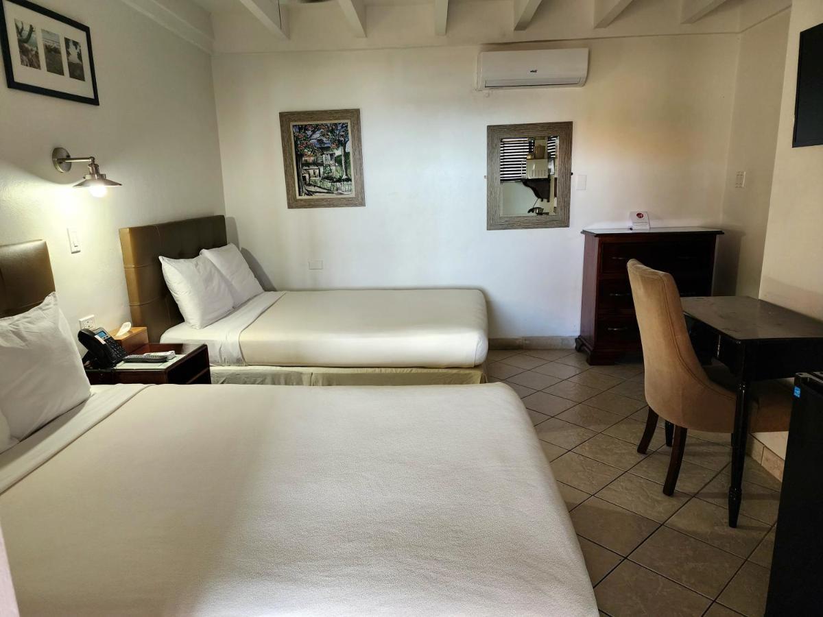 Altamont West Hotel Teluk Montego Bagian luar foto