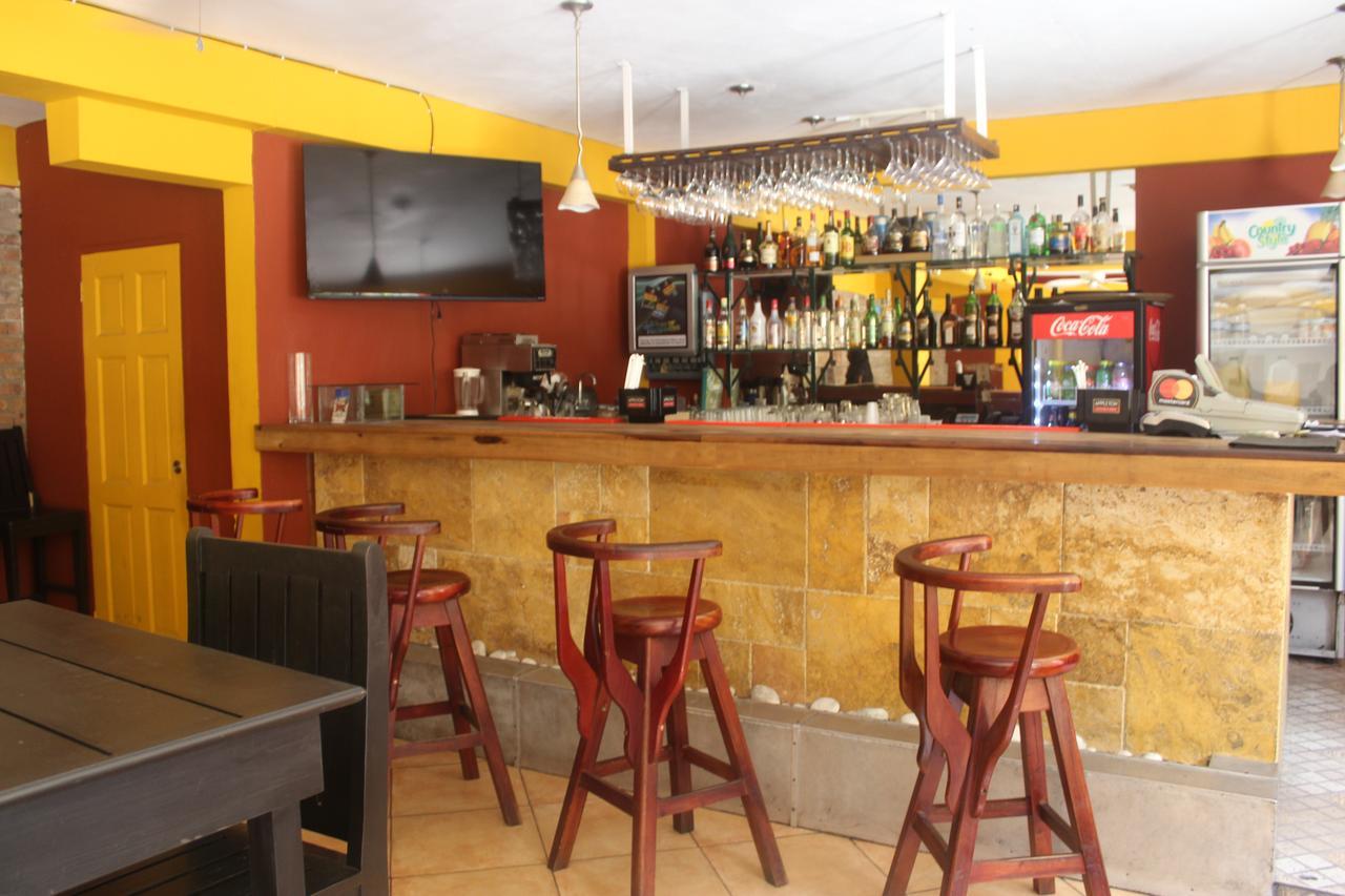 Altamont West Hotel Teluk Montego Bagian luar foto