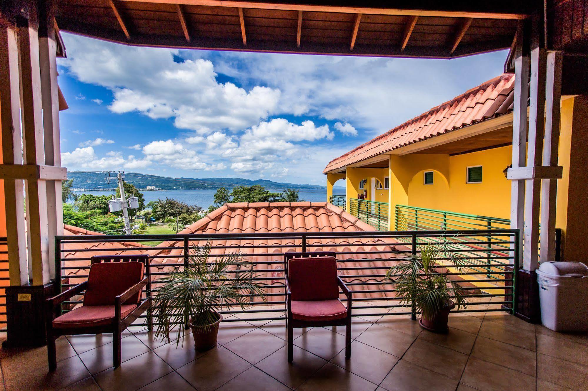 Altamont West Hotel Teluk Montego Bagian luar foto