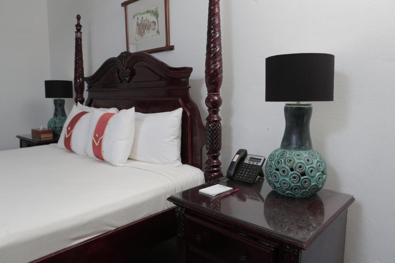Altamont West Hotel Teluk Montego Bagian luar foto